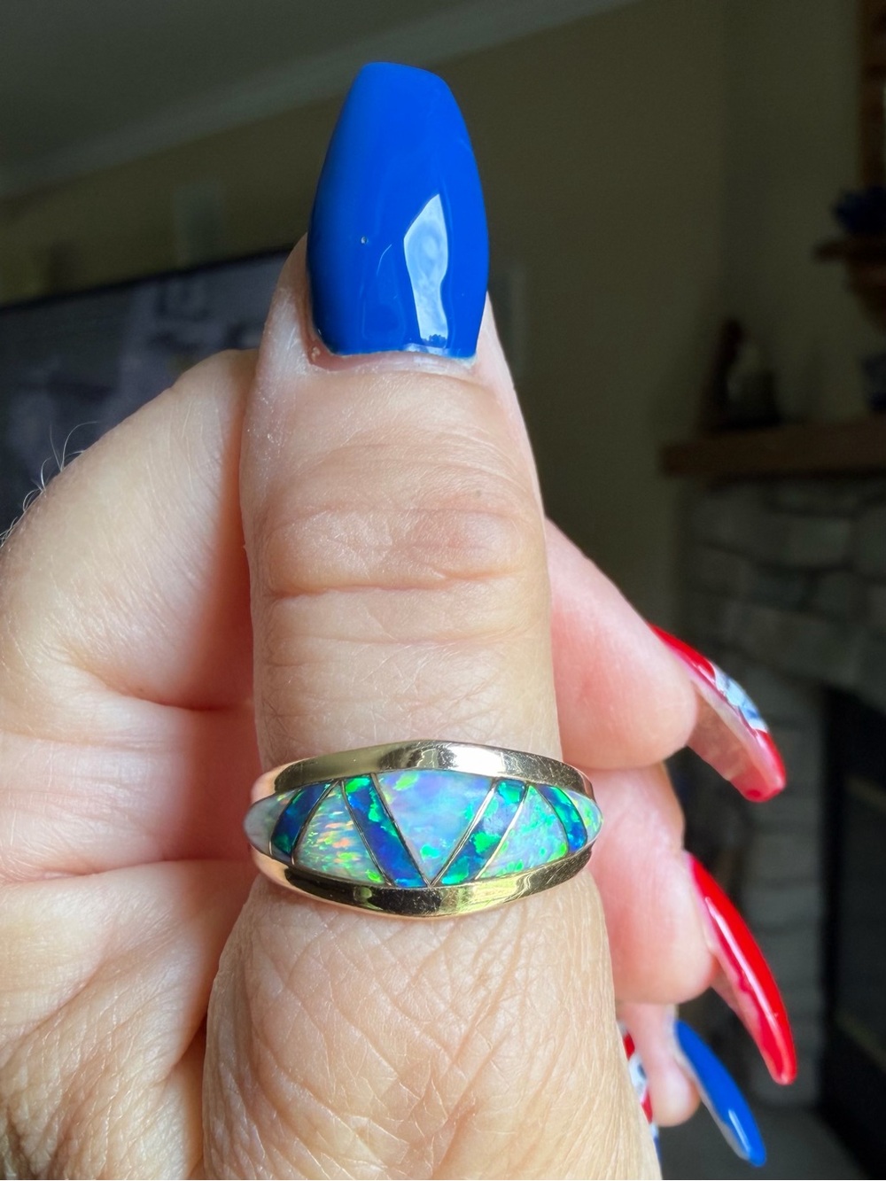 Elegant Vintage 14K Yellow Gold Australian and Black Opal Ring - Picture 3 of 5